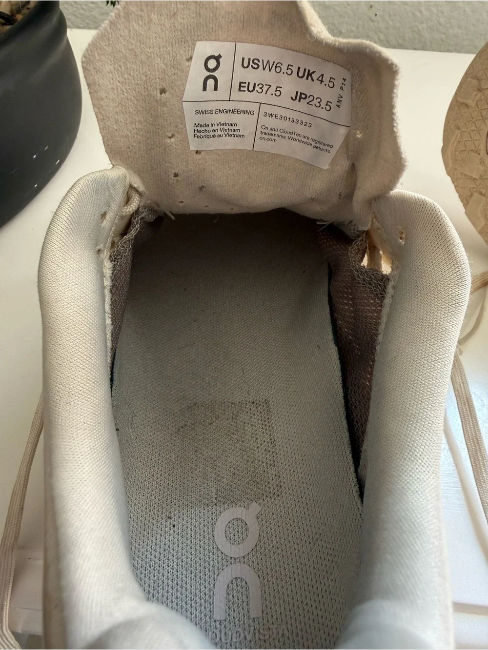 On Running cloudvista 2 Women size 6.5 Sneakers in Beige, Cream and Taupe